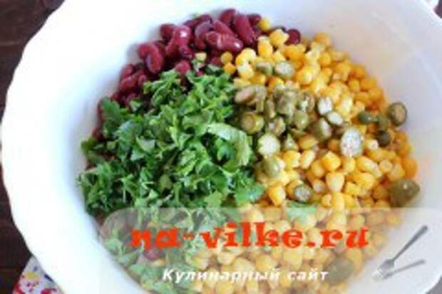 Мясной салат с фасолью и кукурузой