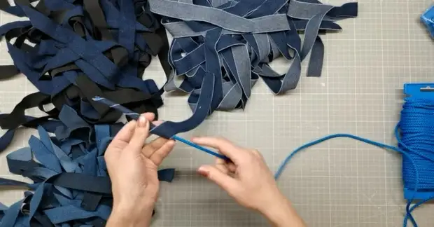 Такие практичные корзинки стали модными в последнее время. Понадобятся лишь шнур и старые джинсы