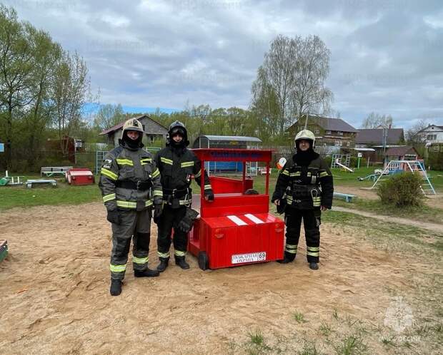 В детском саду Ржева сотрудники МЧС установили пожарную машину