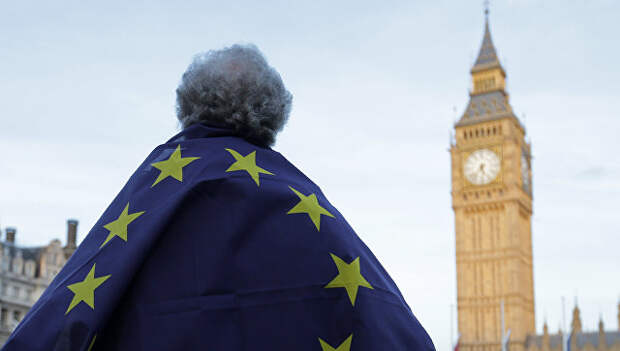 Человек у здания Парламента в Лондоне, Великобритания. Архивное фото Человек у здания Парламента в Лондоне, Великобритания. Архивное фото