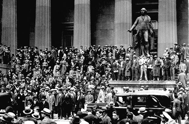 Толпы людей после краха Нью-Йоркской фондовой биржи 24 октября 1929 года. Фото: АР
