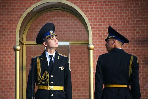 Солдаты почетного караула у Могилы Неизвестного Солдата в Москве