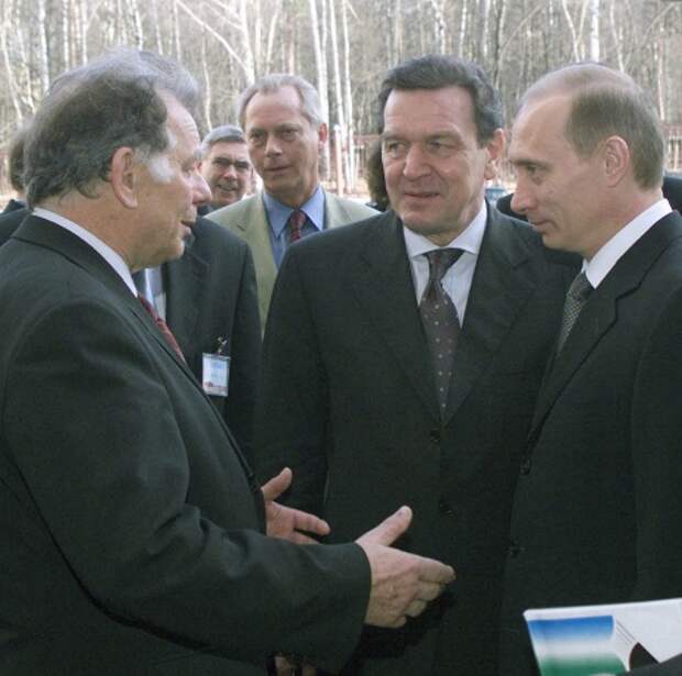 Президент РФ Владимир Путин, канцлер Германии Герхард Шредер, директор Физико-технического института им. А.Ф. Иоффе РАН, академик Жорес Алферов, 2001 год 