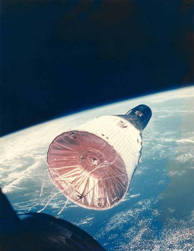 1965. Вид космического корабля «Джемини 7» с космического корабля «Джемини-6A» во время сближения двух космических аппаратов 4 декабря