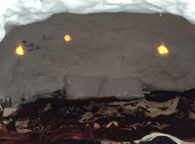 Мужчина даже положил водонепроницаемые подушки и лампы в иглу, которые, безусловно, оправдывают стоимость аренды жилища аренда, иглу, снег