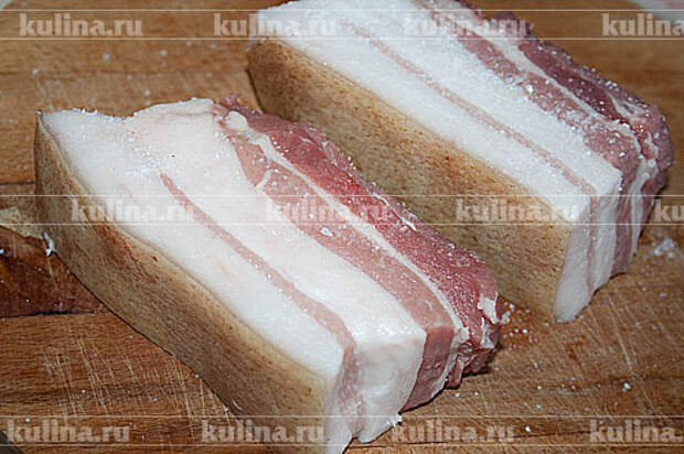 Нарезать сало небольшими кусками, каждый кусок натереть солью.
