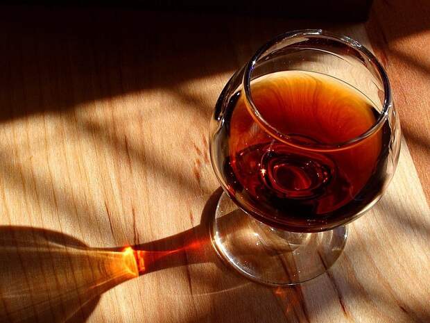Нарколог Мамедов предупредил, что алкоголь вызывает синдром, убивающий память
