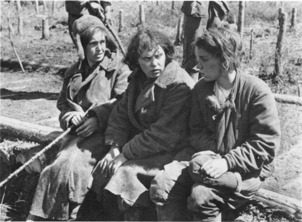 Три пленные советские женщины.