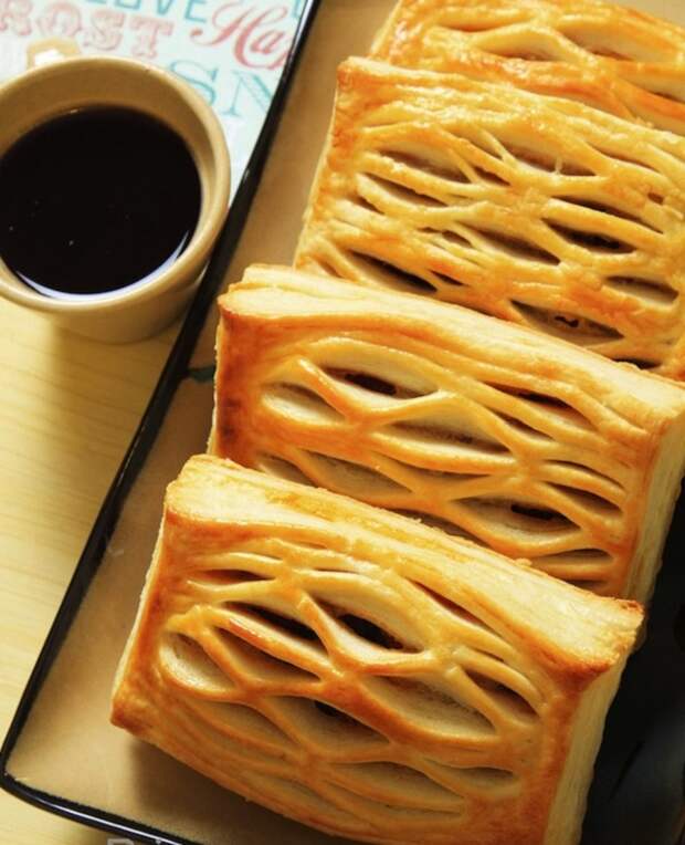 слойки с клубникой из слоеного теста