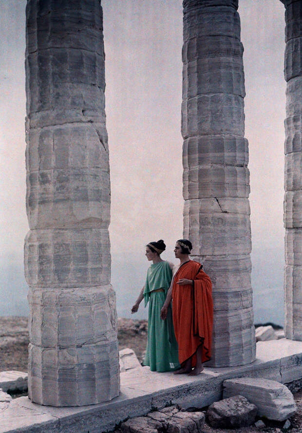 32. Танцоры, облаченные в костюмы, стоят посреди руин храма Посейдона. Греция, 1930 national geographic, история, природа, фотография