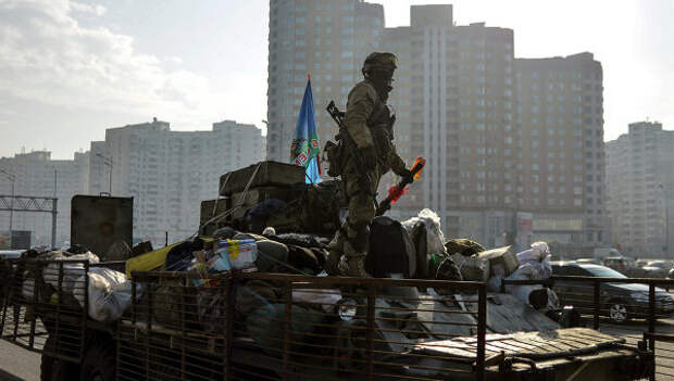 Украинский солдат на БТР в Киеве