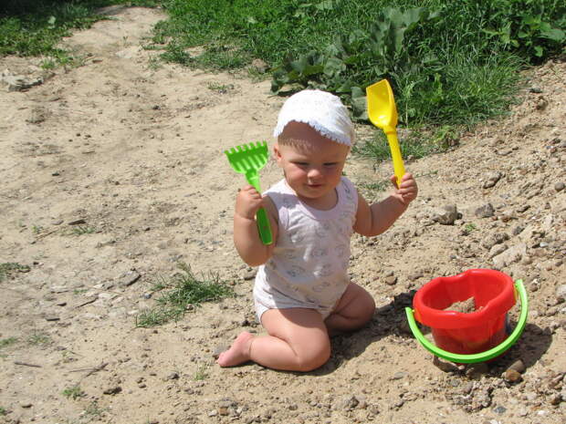 ребёнок в песочнице