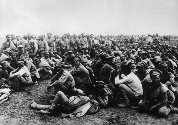 Солдаты 2-й армии после пленения немцами в битве при Танненберге в Восточной Пруссии. 30 августа 1914 года. / Getty Images