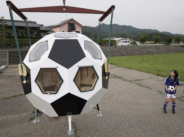 Еще один антикризисный вариант — дом-футбольный мяч