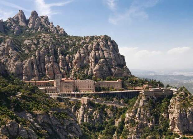 1. Монастырь Монсеррат, Каталония, Испания.