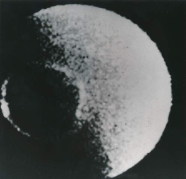 1980. Луна Сатурна «Мимас», наблюдаемая космическим зондом «Вояджер-1» (англ. Voyager-1) 12 ноября