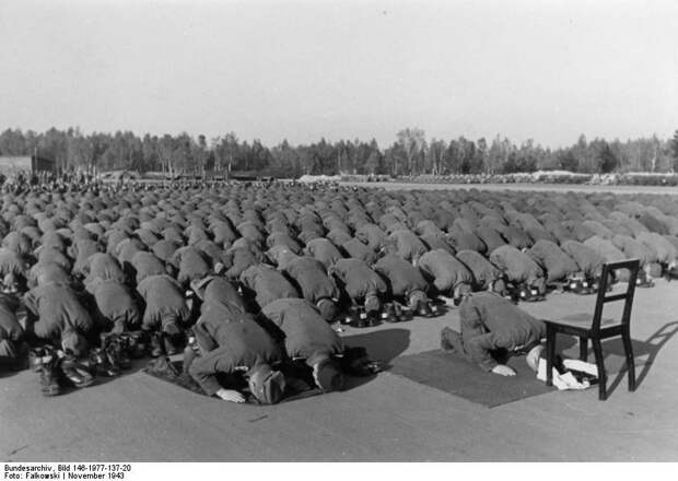 23. Бойцы мусульманской дивизии СС совершают молитву, ноябрь 1943 года. 23. Бойцы мусульманской дивизии СС совершают молитву, ноябрь 1943 года. интересное, исторические фото, история, фото