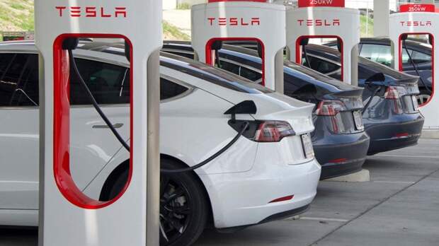 Продажи Tesla в январе продолжали падать