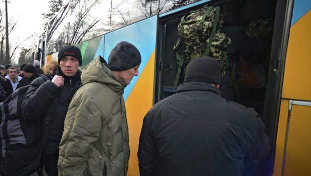 Призывники в украинскую армию на одном из призывных пунктов в Киеве. Архивное фото