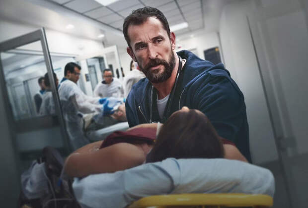 В сети — второй сезон «Больницы Питт». Почему его смотрят миллионы людей и за что сравнивают с легендарной «Скорой помощью»?