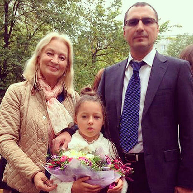 Ариадна Волочкова с папой и бабушкой. Фото: instagram.com/official_juliavolkova
