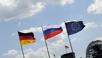 Флаги России, Германии и Евросоюза на фоне Рейхстага в Берлине, Германия. Архивное фото