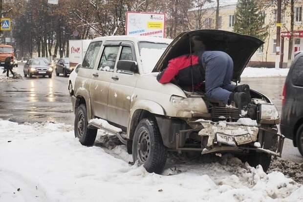 Рязанские автослесари: Что будет, если не менять масло и чинить автомобиль деревом