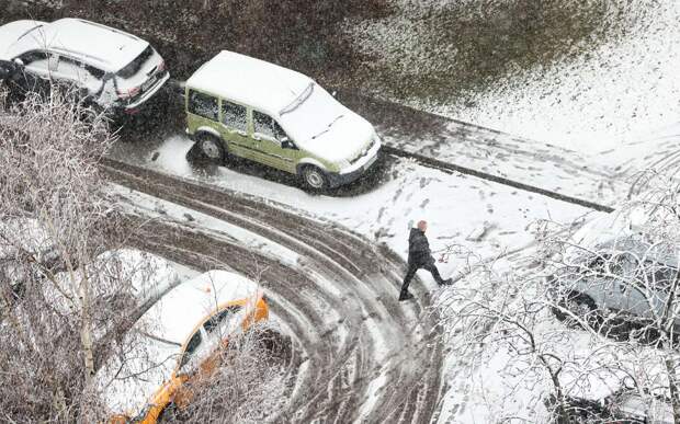 Застолбил место — готовь деньги. Чем опасна «личная» парковка во дворе