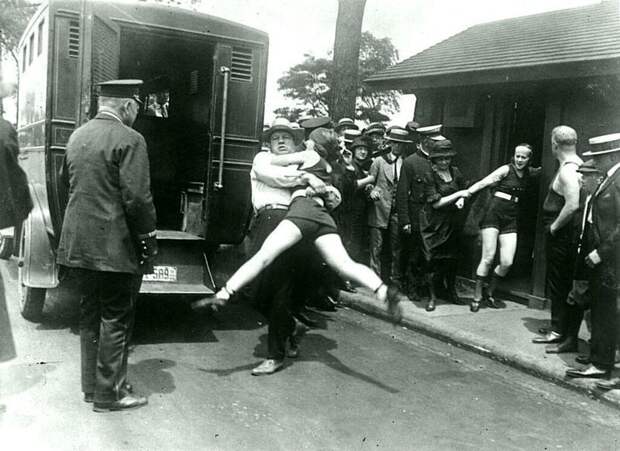 Женщин в Чикаго арестовывают за слишком откровенные купальные костюмы. 1922 20 век, история, фотографии