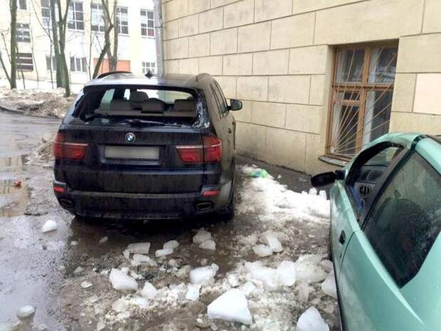 В Минске упавшие с крыши глыбы льда разбили BMW X5 и Fiat Punto Punto, bmw, fiat, pbvf, x5