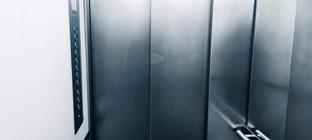 Кабина лифта встала на затянувшуюся стоянку в доме на улице Малышева