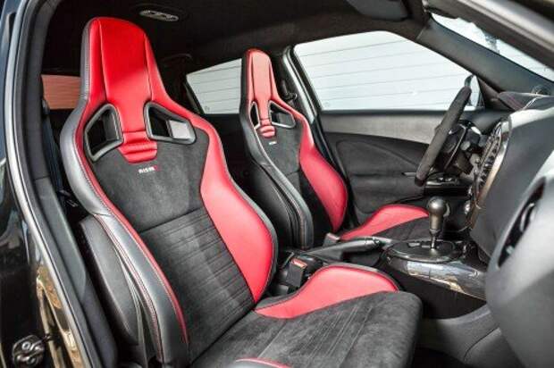 Производители любят устанавливать в горячих версиях сиденья Recaro Sportster CS. Nissan не исключение.