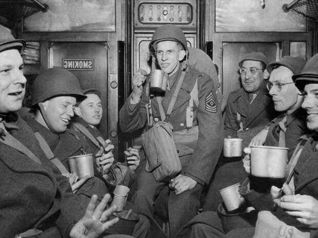 Группа солдат и офицеров в поезде, 15 марта 1944 года.