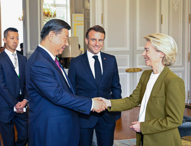 "Макрон унижен и высмеян": Во Франции рассказали кого Си Цзиньпин определил как настоящего босса