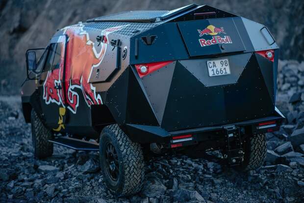 Грозный броневик на базе Land Rove от компании Red Bull Red Bull.  Land Rover, defender, броневик