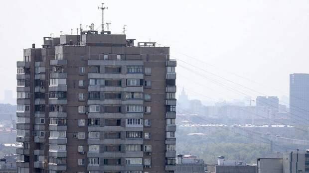 Врач призвал москвичей не открывать окна в помещениях из-за запаха гари и смога