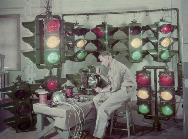 45. Производство светофоров в Городе Шривпорт, Луизиана. Декабрь 1947 national geographic, история, природа, фотография