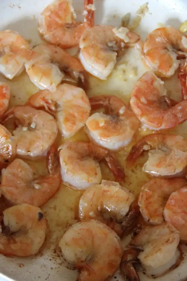 Креветки маринад для жарки на сковороде. Креветки в маринаде. Морепродукты на сковороде. Креветки на шпажках на сковороде. Жареные креветки на сковороде с чесноком.