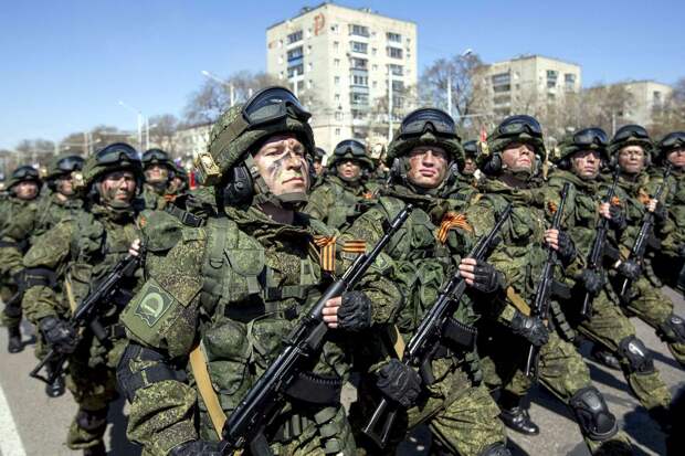 Вежливые люди в парадном строю на центральной площади Благовещенска