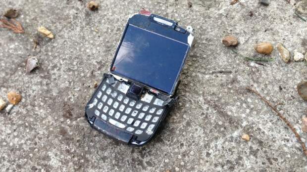 broken_phone_blackberry-900-90