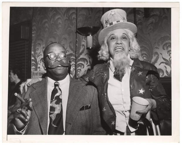 Дядя Сэм с другом, 1945 год. Автор: Arthur Fellig (Weegee). Дядя Сэм с другом, 1945 год. Автор: Arthur Fellig (Weegee).