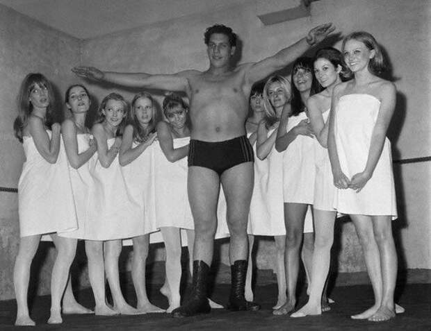 19-летний Андре Гигант на парижском модном шоу, 1966 19-летний Андре Гигант на парижском модном шоу, 1966 дети, известность, история, фото