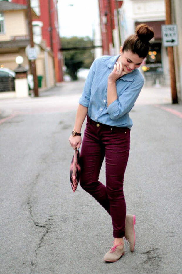 Девушка в бордовых джинсах
