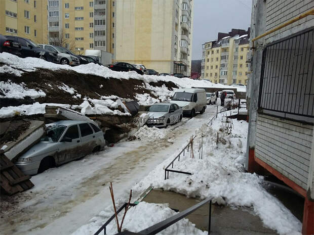 В Саратове на припаркованные машины свалились бетонные блоки блоки, парковка, саратов