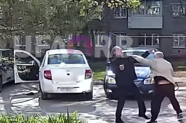 В Уфе на видео попало, как водители побили друг друга из-за парковки