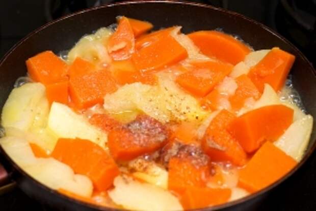 Когда тыква станет мягкой, добавить корицу и сахар по вкусу. Снять крышку и выпарить лишнюю жидкость.