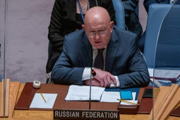 Украина прикрывается своим мирным населением от российских атак, из-за чего гибнет много гражданских. Об...