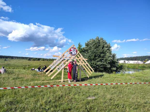 Мы с подружкой на фестивале. В красном и шляпе - я)))