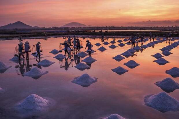 Добыча соли на закате, Вьетнам