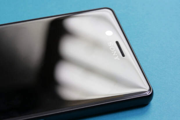 Sony Xperia X - блики на выпуклом стекле